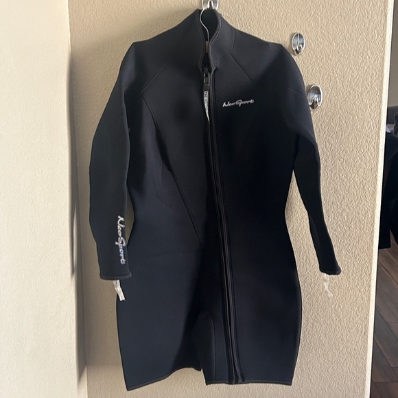 Neosport Other - Neosport black wetsuit size L